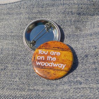 Ansteckbutton You are on the woodway auf Jeans mit Rückseite